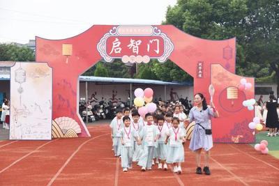 興化學(xué)校門口發(fā)生的一幕幕…