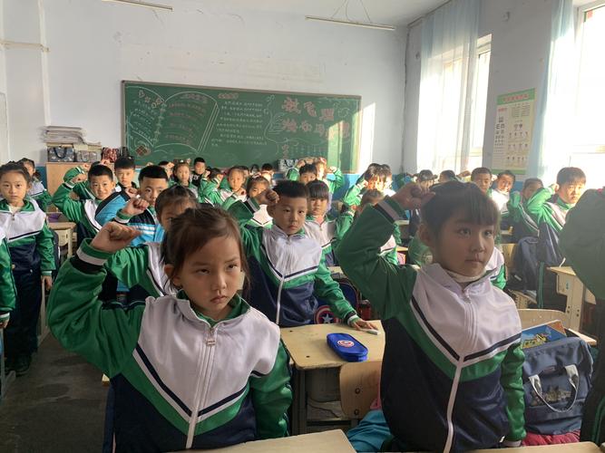 飄揚(yáng)的紅領(lǐng)巾，光榮的少先隊(duì)——朝陽鎮(zhèn)中心小學(xué)少先隊(duì)隊(duì)前教育活動